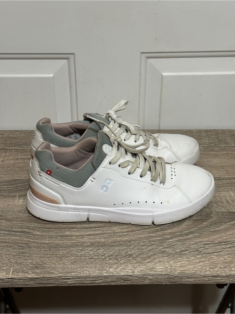 On Running Womens The Roger Cloud White Roseship Casual Run Sneakers Shoe Sz 10